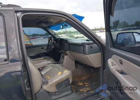 2002 Chevrolet Suburban 1500 Ls z USA, uszkodzony, nr VIN 3GNEC16ZX2G210443